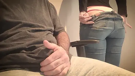 Verheiratete kollegin lutschte mich im büro, während ihr ehemann kam