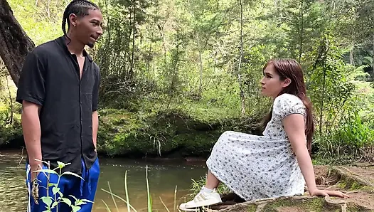 Büyük zenci yarağı ormanda dölleme için yakalandı ve sert sikildi