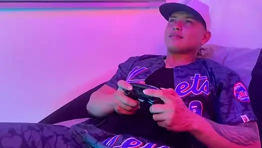 Aku lagi asik main video game dan aku nyepong kontol adik tiriku