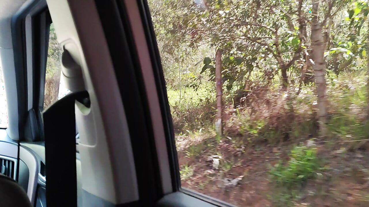 我让她在车里吸吮