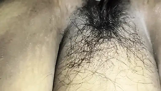 Üvey anne soyunuyor ve götünü siktiriyor