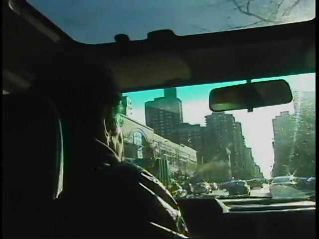 Roșcată navetatoare se fute cu un ciudat care o desființează în mașină în traficul urban