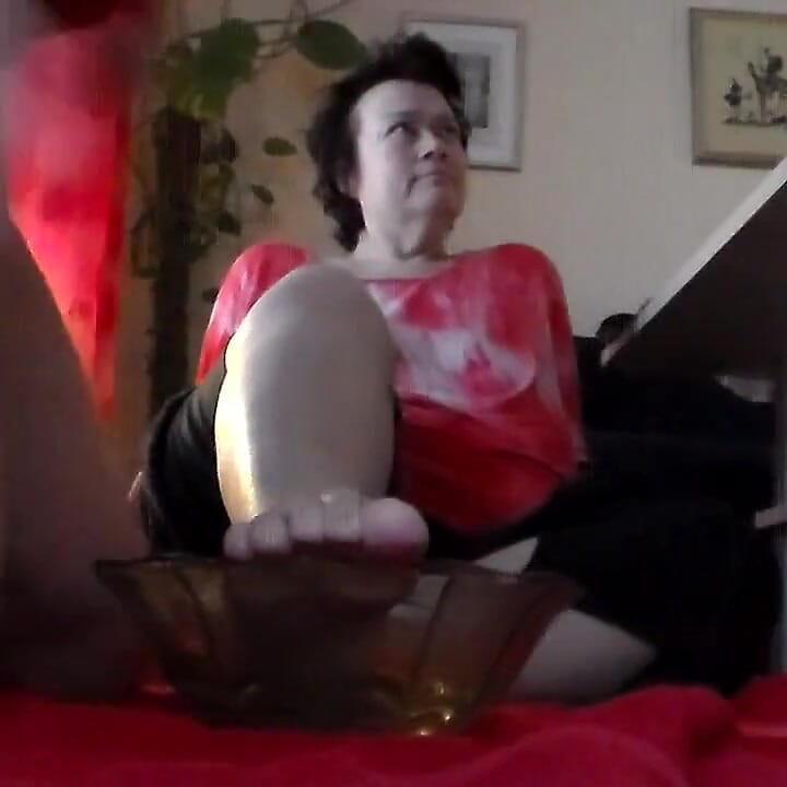 ジョンがイェンスの足におしっこをしてボウルに入っている