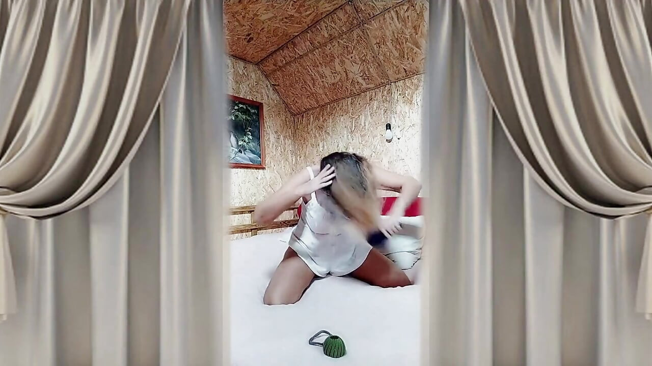 Sexy žena v domácnosti Lukerya Chatuje vesele online