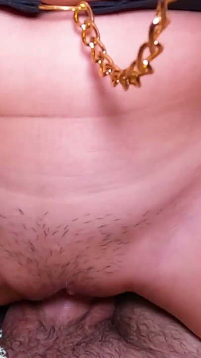 Kıllı orta yaşlı seksi kadın büyük memeli amcık sikişiyor ve domaltarak boşalıyor | Klip 1