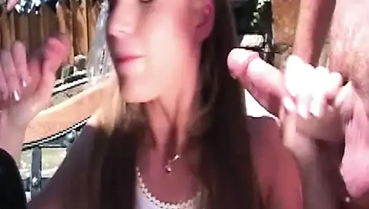 Blonde MILf schlürft großen schwanz im freien vor hartem doggystyle