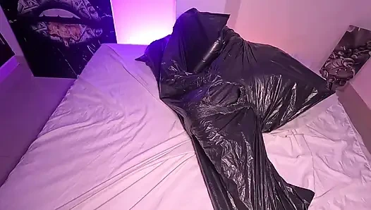 Çöp torbasındaki kız nefesiyle oynuyor