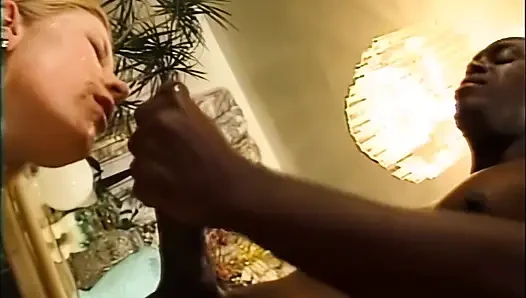 Interracial vierer für eine blondine, umgeben von großen schwarzen schwänzen