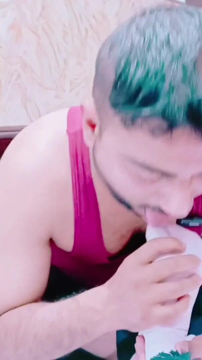 Emotivni trenutak iz "Goddess Fatima Sock Lick"