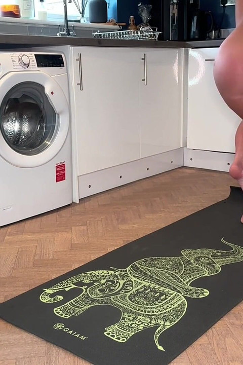 Mükemmel götümün görünümüyle çıplak mutfak yogası
