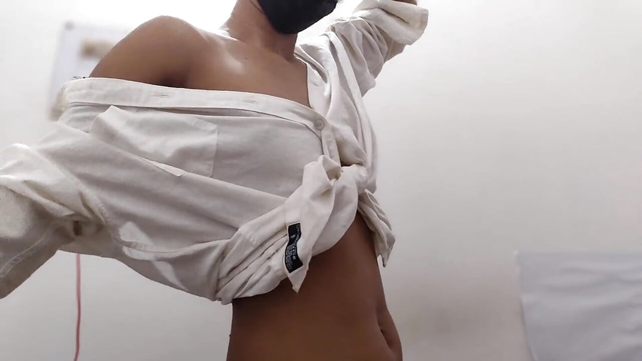 Elle s’étire la chatte avec son poing étroit