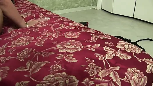 Ibu tiri yang sange nggak sabar nyepong kontol cowok kontol besar ini di ruang tamu rumahnya