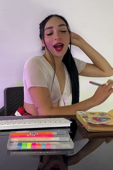 תלמידה נואשת משתינה בכיתה