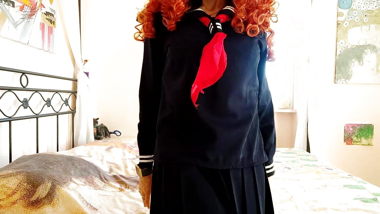 Jeg beveger rumpa i japansk uniform og åpner hullene mine