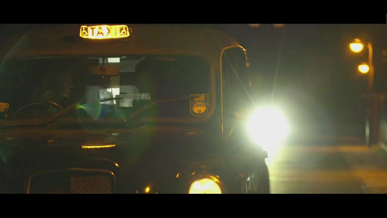 女性假出租车丰满的曲线喷出金发司机