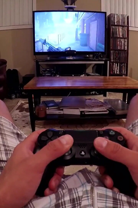 在他玩ps4时吮吸他的鸡巴