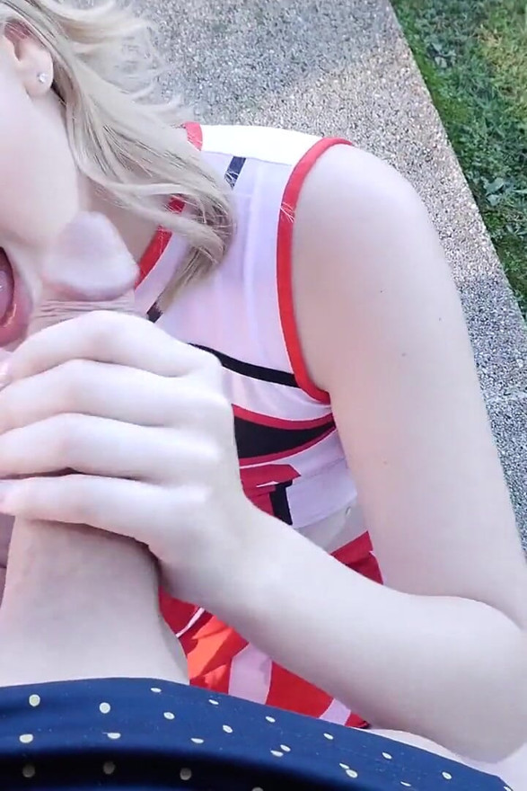 자지에 굶주린 치어리더 소피아 스털링