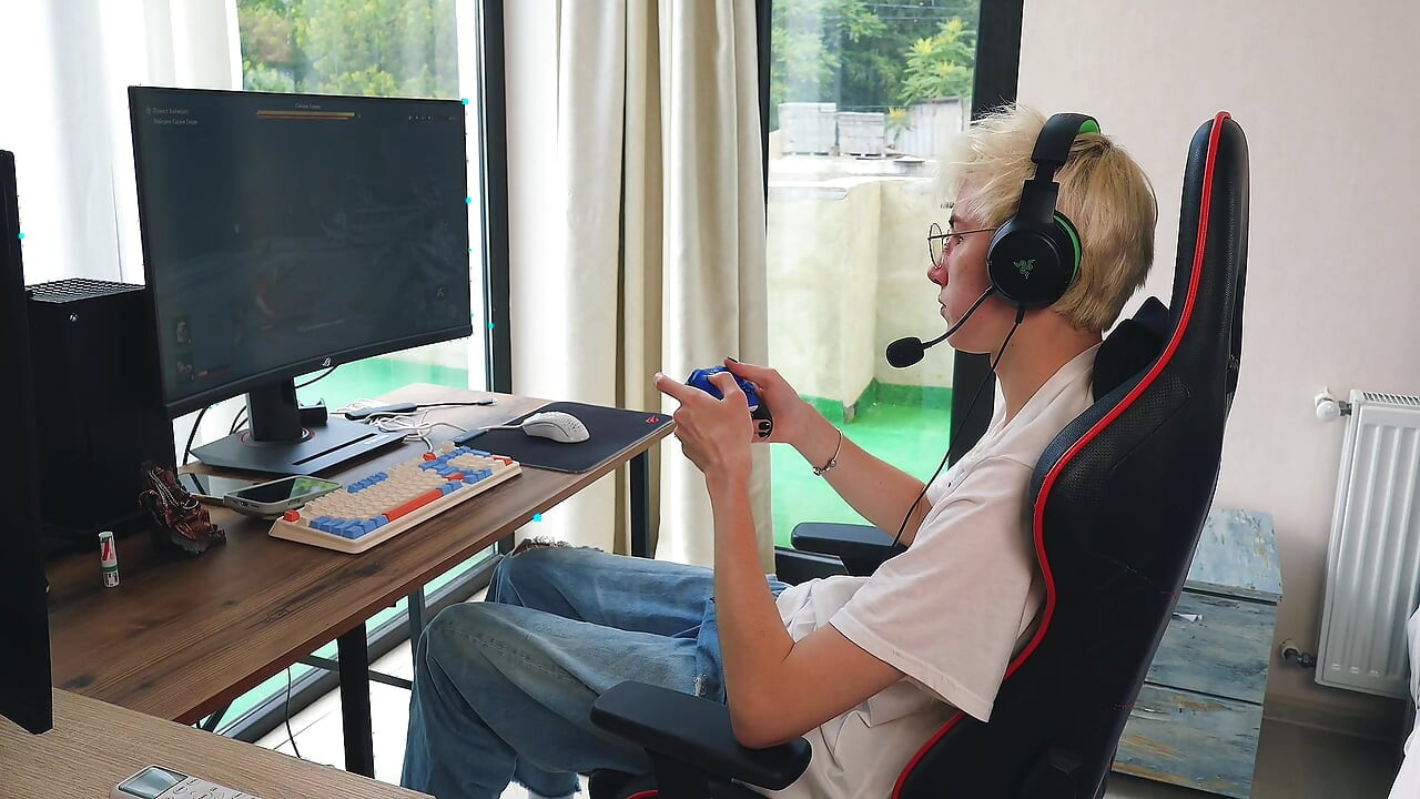 괴짜가 처음으로 내 가슴을 핥았고 나는 그의 거대한 곳에 뛰어올랐다