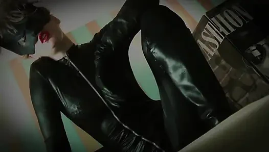 Женщина-кошка в течке