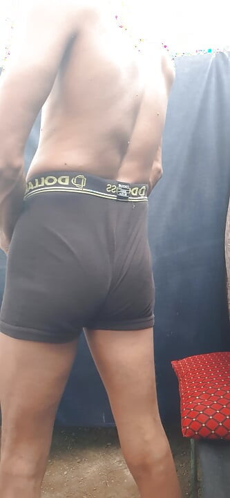 Domaltmalı göt parmaklıyor ayakta Hintli adamla sikişiyor