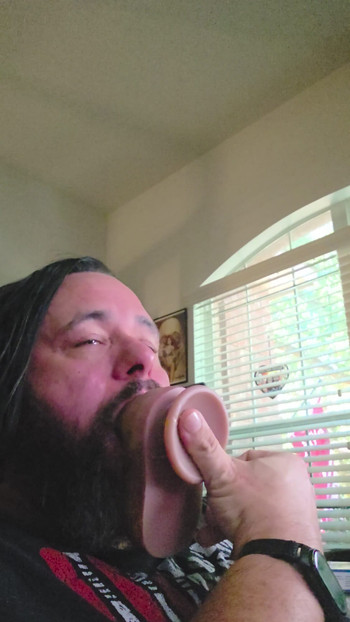 深喉一根9英寸的假阳具。我尝试尽可能频繁地练习，以摆脱我的堵嘴反射，成为一个更好的鸡巴婊子。