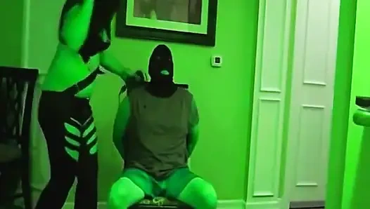 Kassie Kay наказывает аутсайдера