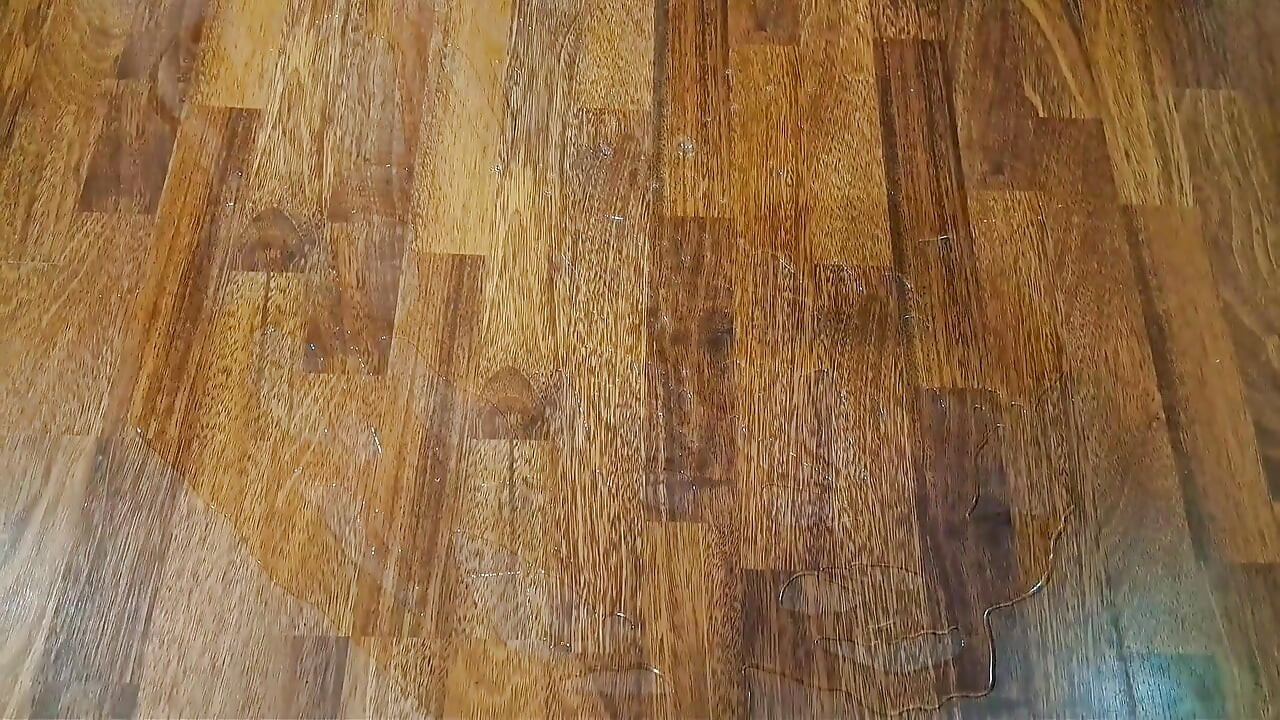 Reiten Auf Einem Stuhl Auf Einem Mit Seife Getränkten Boden