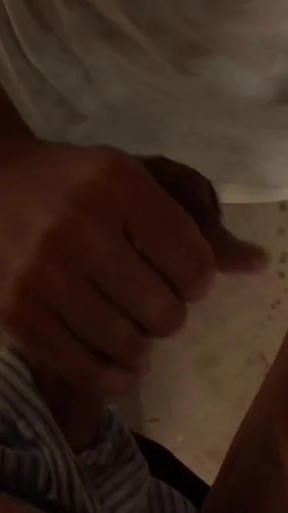 Momento clave de "Linda pareja se besa apasionadamente antes de que sexy chica le chupe la polla"