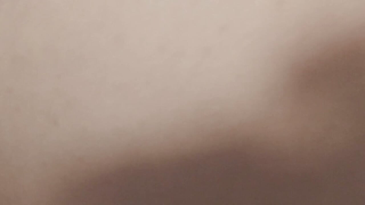 Dokunuş ve arzunun mahkumu ve itaatkârı, güzel kadın amının ve göğüslerinin manipüle edilmesine izin veriyor