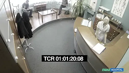 Горячая стройная девушка с отличными сиськами узнает, что она сквиртесса