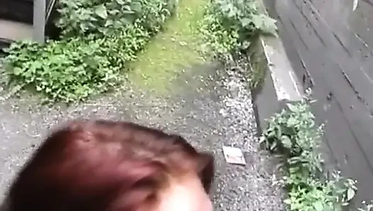 Amatör genç kız herkesin içinde biniyor ve yarak emiyor