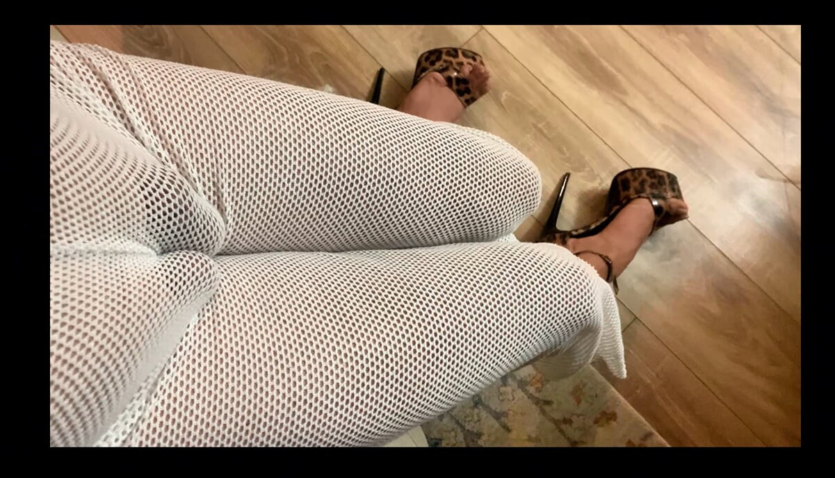 Nadam se da mi pička neće biti vidljiva u uredu, nisam nosila gaćice