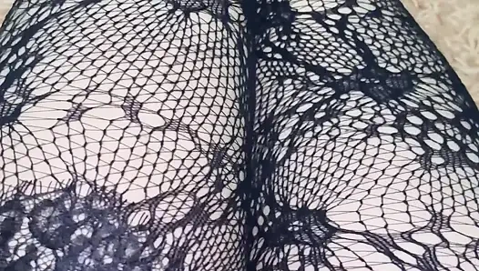 Ich spiele mit meinen beinen in sexy strumpf und stiefeln