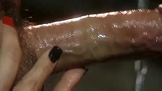 Liefert einen dampfendigen blowjob zum schwanz ihrer sklaven in einer BDSM-affäre