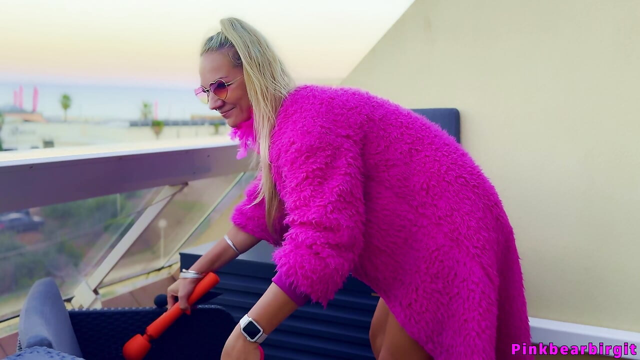 Ht chodne layak mammi hotal ki balakni par khilaunon ke sath hastmaithun kar rahi hai