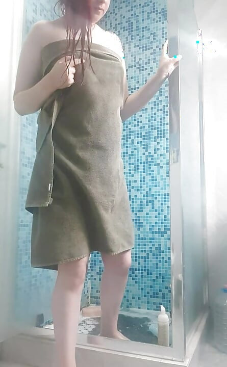 彼女はシャワーで自慰をする