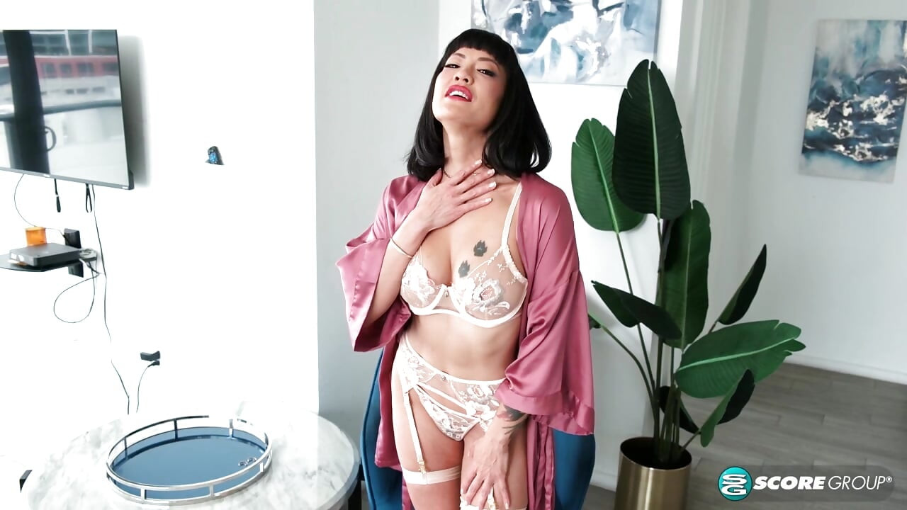 Asiática milf kitty, 42, dedos sua buceta madura