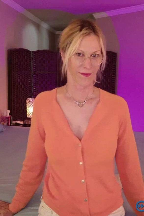 Unleashed Hungry MILF Has Simp for Lunch! Jess Ryan