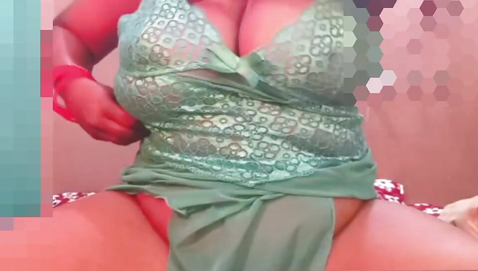 Milf masturbates on bed with her favourite vibrator