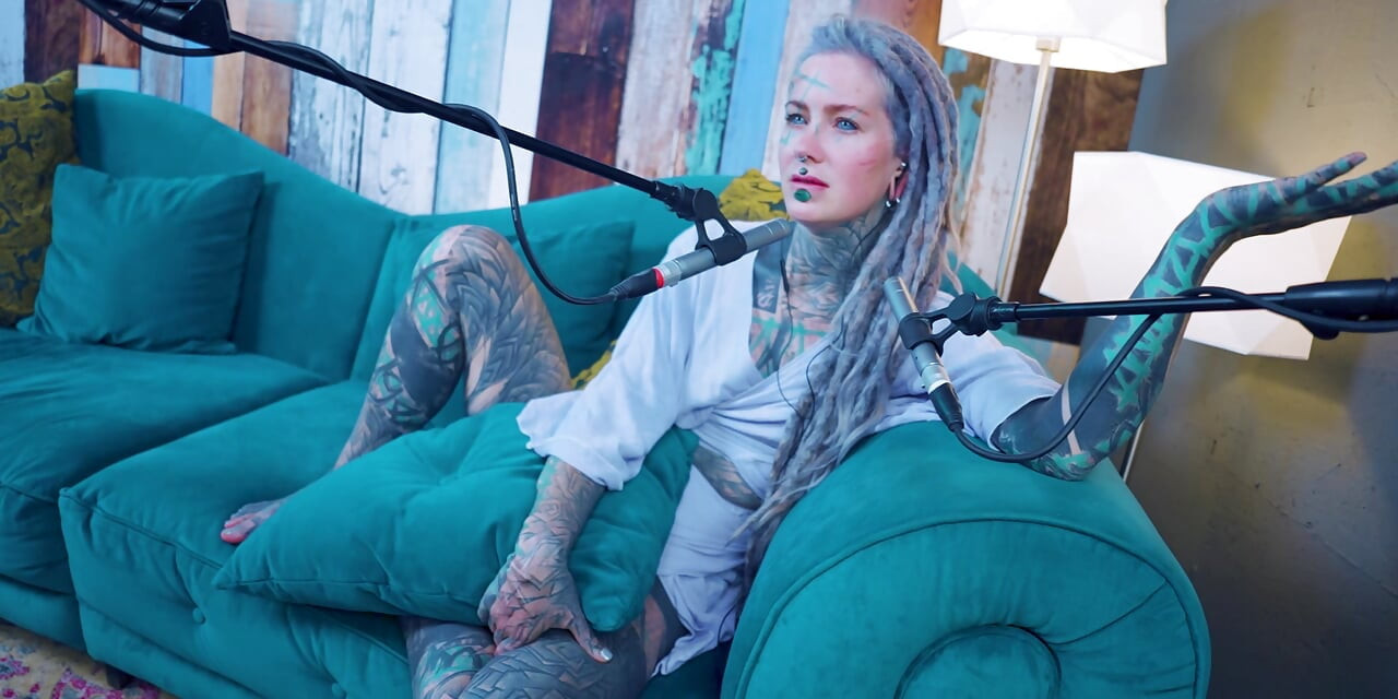 Parlo di H - Happiness - ASMR podcast SFW parlando della ragazza magra dreadlocks tatuata modello tatuata