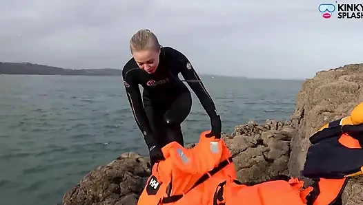 Wetsuit ve Lifejackets Lucy'nin donma karşılaştırması