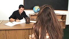 热辣的黑发学生在他的桌子上乱搞老师以获得更好的成绩