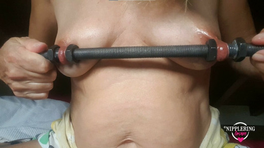 Nippleringlover - milf pervertida insertando una varilla de 16 mm en piercings de pezón extremadamente estirados, parte 2