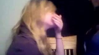 2 meiden kussen hartstochtelijk op webcam