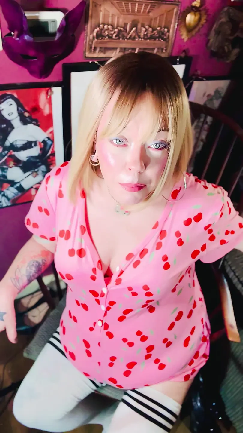 A Quick Cigarette With A Blonde Cutie! Smoking With Tina Snua