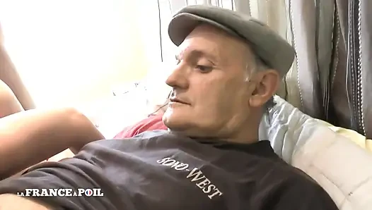 Fransız hizmetçi üvey babası ve bir arkadaşı tarafından sikiliyor