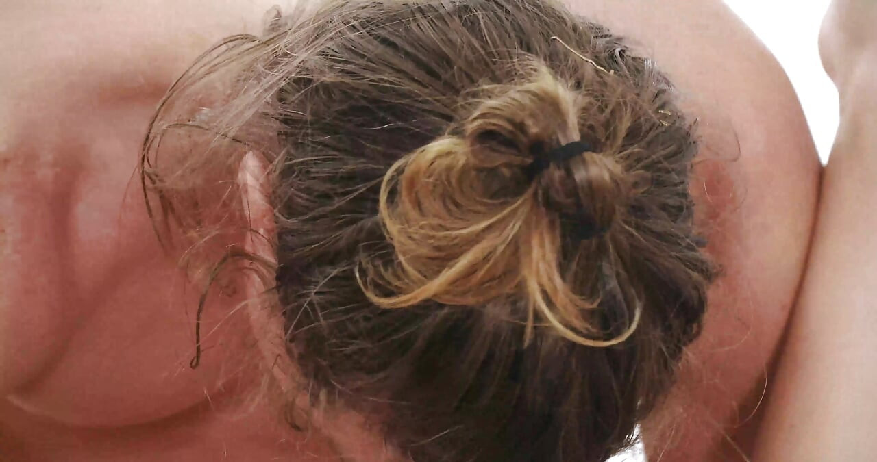 Probando algunas nuevas posiciones y rellenando su culo!