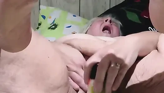 Memek cewek ini dientot habis-habisan sampai dicrot di dalam