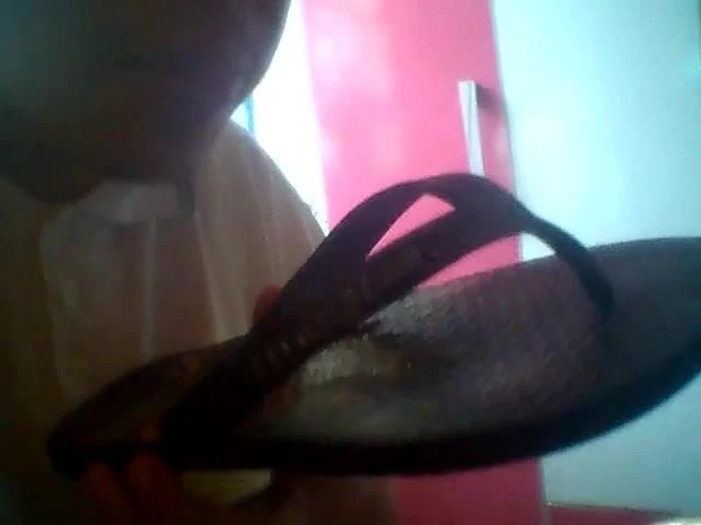 Lambendo a porra no chinelo de um cara
