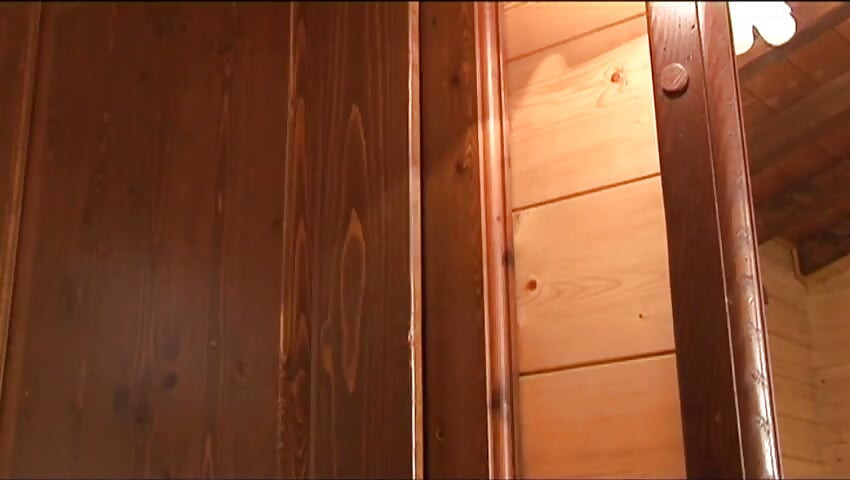 性感的金发女郎的阴户被后入. 射在阴户上